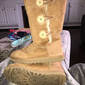 triple bailey button uggs